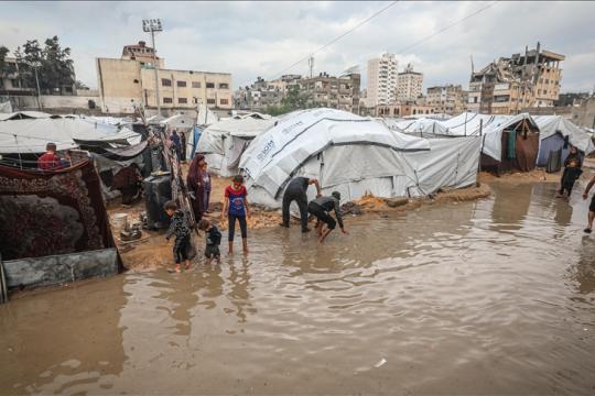 نداءات استغاثة من نازحي غزة بعد غرق مئات الخيام بمياه الأمطار