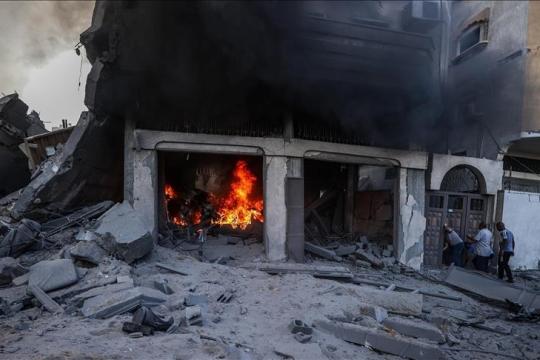 قوات الاحتلال تحرق منزلاً فلسطينياً وتقتحم بلدات عدة في الضفة الغربية