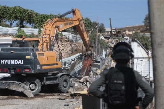 الاحتلال يخطر بوقف البناء في 15 منزلاً بتقوع ويهدم غرفة زراعية غرب رام الله