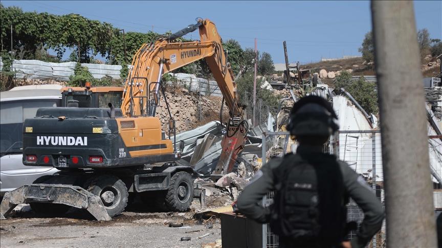 الاحتلال يخطر بوقف البناء في 15 منزلاً بتقوع ويهدم غرفة زراعية غرب رام الله