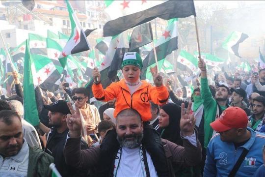 مئات آلاف السوريين يتظاهرون رفضًا لتقسيم البلاد وإحياءً لذكرى معركة "ردع العدوان"