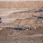 صحيفة عبرية: إسرائيل تكثف هجماتها على غزة ولبنان قبل وصول قوة الاستقرار الدولية