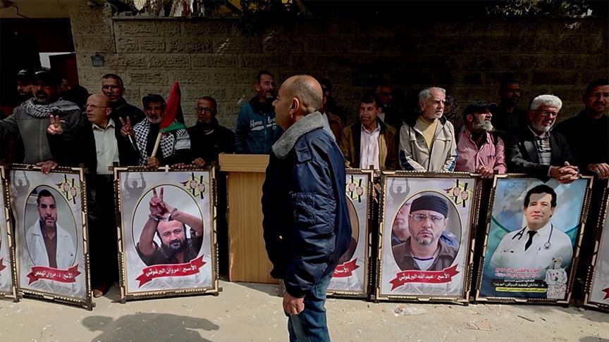 أهالي الأسرى يطالبون الصليب الأحمر بتكثيف الزيارات والتحرك العاجل لحمايتهم داخل السجون الإسرائيلية