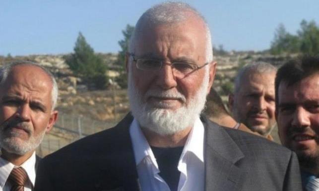 الأسير المسن المقدسي يخضع للاعتقال الإداري لمدة 4 أشهر بعد اقتحام منزله، وسط ظروف صحية حرجة