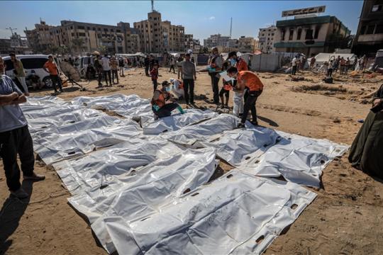 الدفاع المدني ينتشل 42 جثمانًا مجهول الهوية من مقبرة عشوائية في غزة