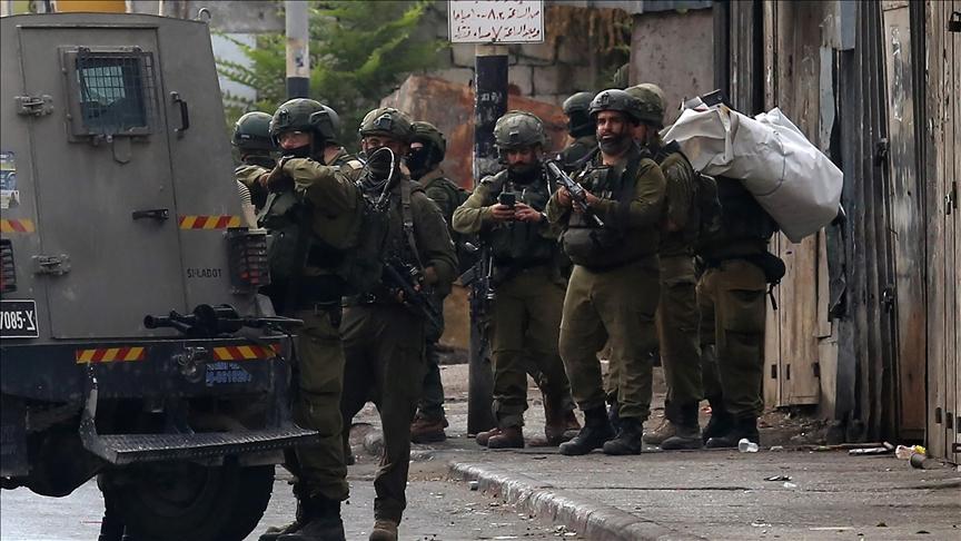 فلسطينيون يتزودون بالمواد الغذائية بعد رفع جزئي لحظر التجول في المدينة