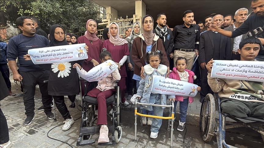 الأطفال ذوو الإعاقة يرفعون لافتات للمطالبة بحقوقهم وسط تداعيات حرب الإبادة على القطاع