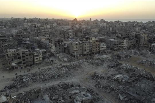 مصرع فلسطينيين وإصابة ثالث بانهيار منشأة مدمرة جراء القصف الإسرائيلي في غزة