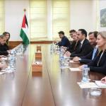 الشيخ يطالب المجتمع الدولي بإلزام إسرائيل بوقف عملياتها في غزة وإدخال المساعدات فوراً