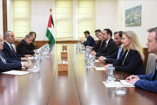 الشيخ يطالب المجتمع الدولي بإلزام إسرائيل بوقف عملياتها في غزة وإدخال المساعدات فوراً