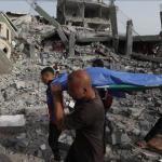 الدفاع المدني بغزة ينتشل رفات 14 فلسطينياً من أنقاض منزلين دمرتهما إسرائيل