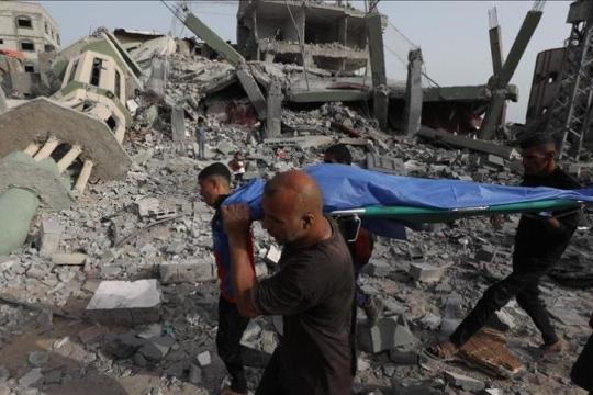 الدفاع المدني بغزة ينتشل رفات 14 فلسطينياً من أنقاض منزلين دمرتهما إسرائيل