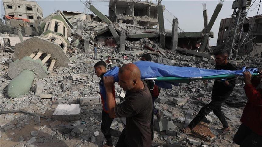 العمال يواصلون انتشال الضحايا وسط نقص حاد بالمعدات الثقيلة رغم دخول اتفاق وقف إطلاق النار حيز التنفيذ