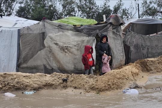 مصرع شابة فلسطينية جراء انهيار جدار على خيمة نازحين غرب غزة مع اشتداد المنخفض الجوي