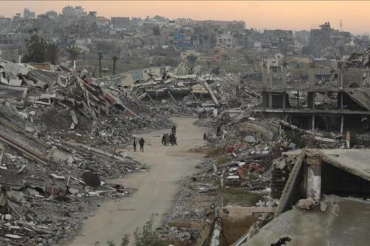 جيش الاحتلال يستهدف فلسطينيين شمال قطاع غزة بزعم عبور "الخط الأصفر"