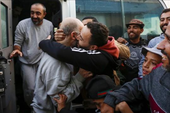 الاحتلال يفرج عن 10 أسرى فلسطينيين ويُنقلون إلى مستشفى شهداء الأقصى بغزة