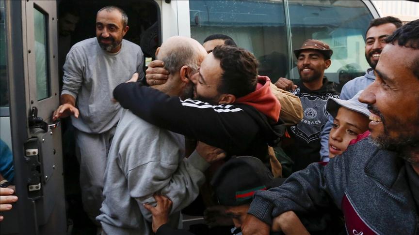 الصليب الأحمر يسهل لم شمل الأسرى مع عائلاتهم ويؤكد ضرورة معاملة المعتقلين إنسانياً