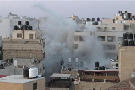 الجيش الإسرائيلي يفجّر منزلاً ويحوّل 15 آخرين إلى ثكنات عسكرية في جنين