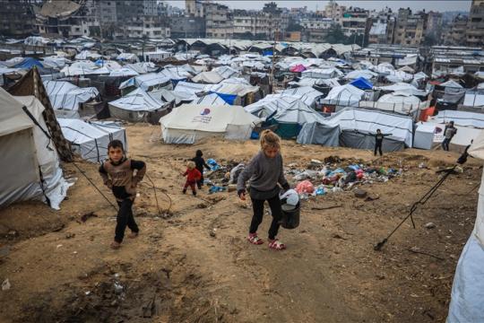 منظمة الهجرة الدولية: 795 ألف نازح في غزة مهددون بالفيضانات مع وصول العاصفة "بايرون"