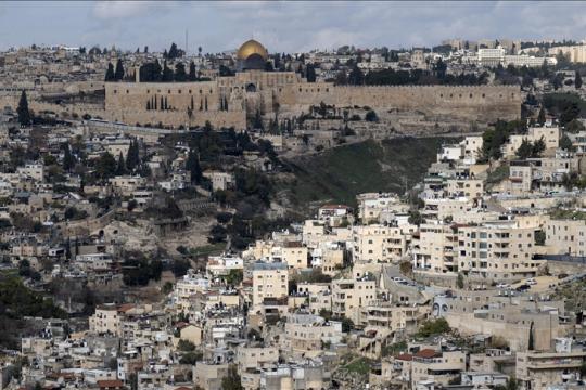 مستوطنون يستولون على شقتين في سلوان وسط انتشار مكثف لقوات الاحتلال