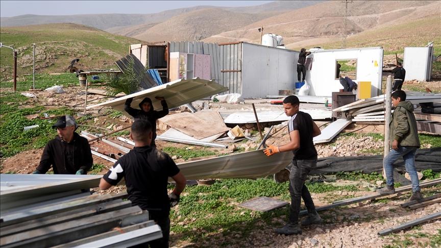 مستوطنون يجبرون 15 عائلة فلسطينية على الرحيل شرق الضفة ليرتفع عدد المهجّرين إلى 94 عائلة