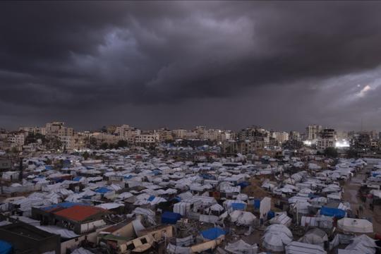 الأونروا: الشتاء القاسي يزيد معاناة سكان غزة وسط نقص حاد في المساعدات