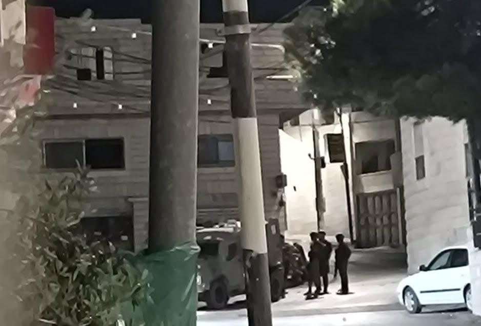 قوات الاحتلال تنصب حاجزًا عسكريًا وسط البلدة وتلاحق الشبان بين الأحياء قبل انسحابها بعد نحو ساعتين