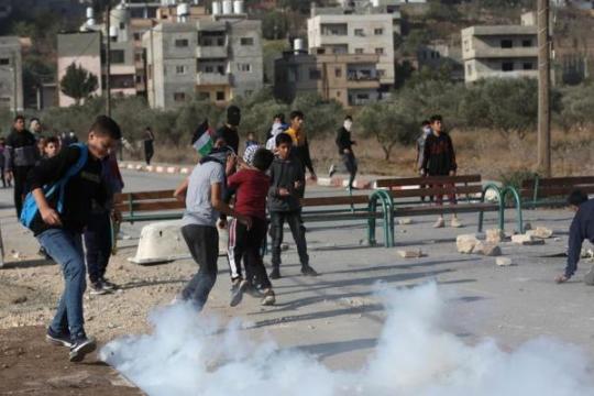 محافظة القدس: مصابون بالاختناق بين الطلبة شمال المدينة