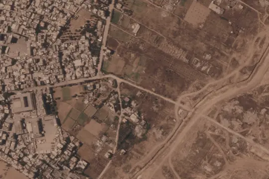 الاحتلال يبني جدارًا ترابيًا يعزل أكثر من نصف قطاع غزة وسط مخاوف من تكريس تقسيم دائم