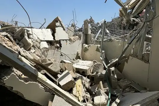 طواقم بلدية الاحتلال تواصل حملة هدم المحلات التجارية بالقدس
