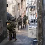 الاحتلال يعتقل 22 مواطناً ويعزل محافظة طوباس في الضفة