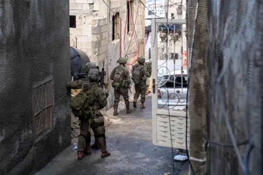 الاحتلال يعتقل 22 مواطناً ويعزل محافظة طوباس في الضفة