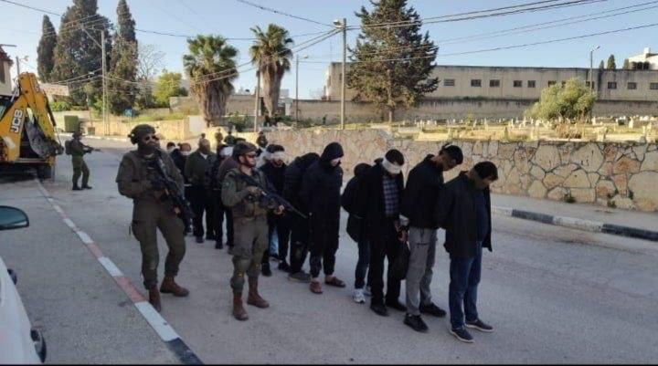 اقتحامات متزامنة لعدة مدن وبلدات تشمل القدس ورام الله ونابلس والخليل وسط إطلاق غاز مسيل للدموع