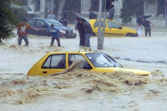 قيس سعيد يطالب الجيش بالتدخل.. مصرع أربعة في فيضانات تونس