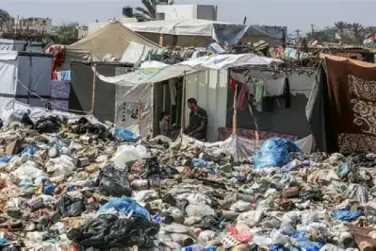 بلدية غزة: 260 ألف طن من النفايات المتكدسة في الشوارع تخنق السكان وتهدد بكارثة صحية