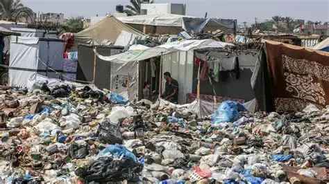 بلدية غزة: 260 ألف طن من النفايات المتكدسة في الشوارع تخنق السكان وتهدد بكارثة صحية