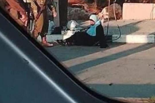 جنود الاحتلال ينكلون بسيدة عند مدخل ترمسعيا قبل اقتيادها إلى جهة غير معلومة