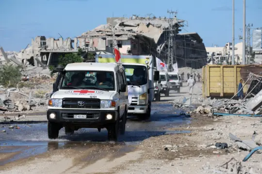 صورة قاتمة من مجمع ناصر: صدمة الأهالي وهم يبحثون بين الجثامين