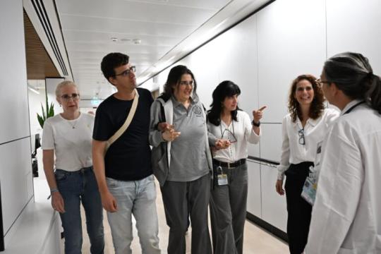 لهذا السبب.. أسيرة إسرائيلية سابقة تطالب القناة 12 بتعويضات