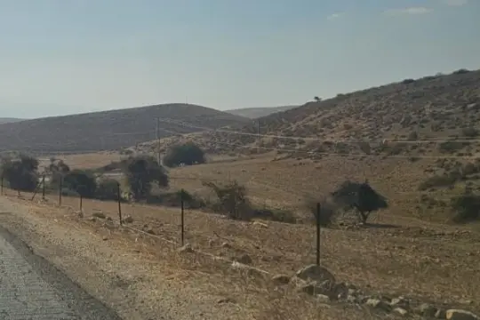 مستوطنون يواصلون تسييج أراضٍ بالأغوار الشمالية