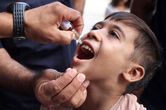 الصحة تواصل حملة تطعيم الأطفال في غزة