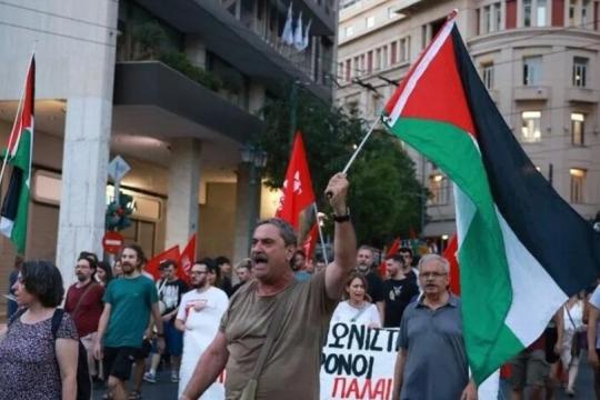 مئات المتظاهرين في أثينا دعمًا لفلسطين ومطالبة بقطع التعاون مع إسرائيل