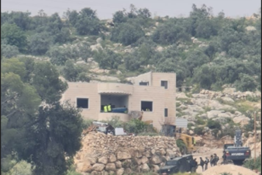 هدم منزل في ترقوميا يشرّد 10 أفراد وسط تصاعد الانتهاكات جنوب الخليل