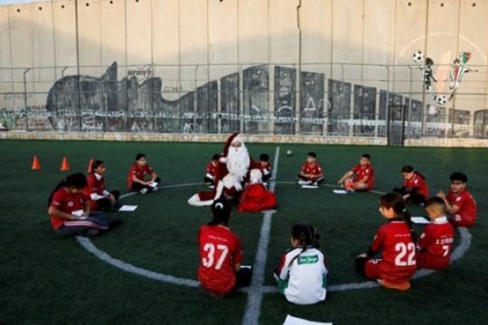 الاحتلال الإسرائيلي يجدد إخطار هدم ملعب كرة القدم في مخيم عايدة شمال بيت لحم