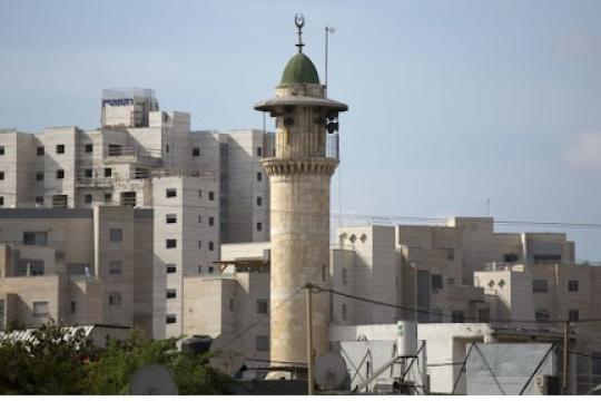 عوتسما يهوديت يقترح قانونًا لحظر الأذان عبر مكبرات الصوت داخل الخط الأخضر