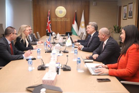 محافظ سلطة النقد يبحث مع القنصل البريطاني سبل تعزيز استقرار القطاع المالي الفلسطيني