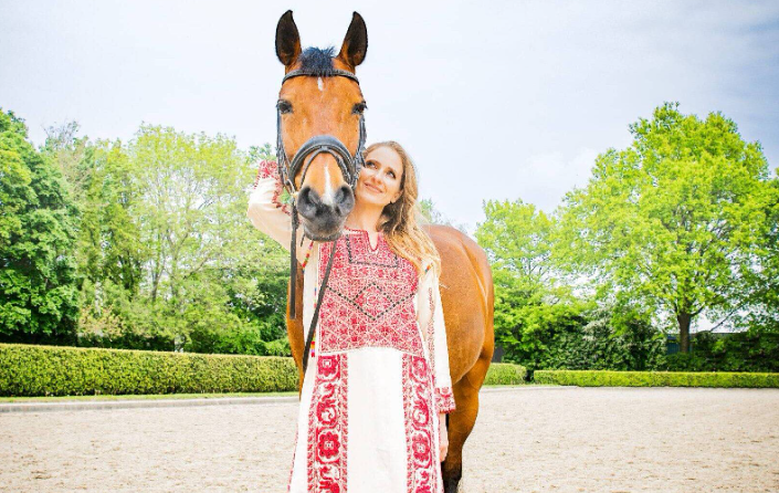 إنجاز تاريخي لفلسطين في اتحاد الفروسية العالمي بعد فوز ديانا الشاعر على منافسها الألماني كلاوس روزر