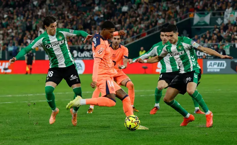 هاتريك فيران توريس يقود البلاوجرانا لعبور صعب أمام بيتيس في مباراة مثيرة شهدت 8 أهداف