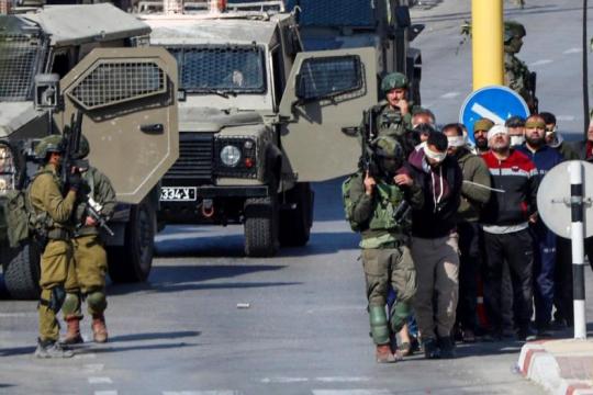 تصعيد ميداني بالضفة: إصابات واعتداءات للمستوطنين في نابلس وبيت لحم وطوباس وسط اقتحامات إسرائيلية مكثفة