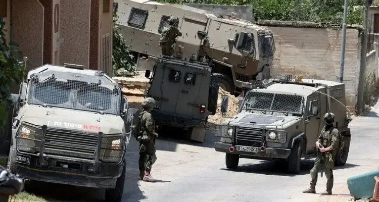 إصابات في قصف وإطلاق نار بقطاع غزة واعتقال 21 فلسطينيًا بينهم طفلان.. وهدم منشآت ومنازل والتوسع في بؤرة استيطانية شرق القدس